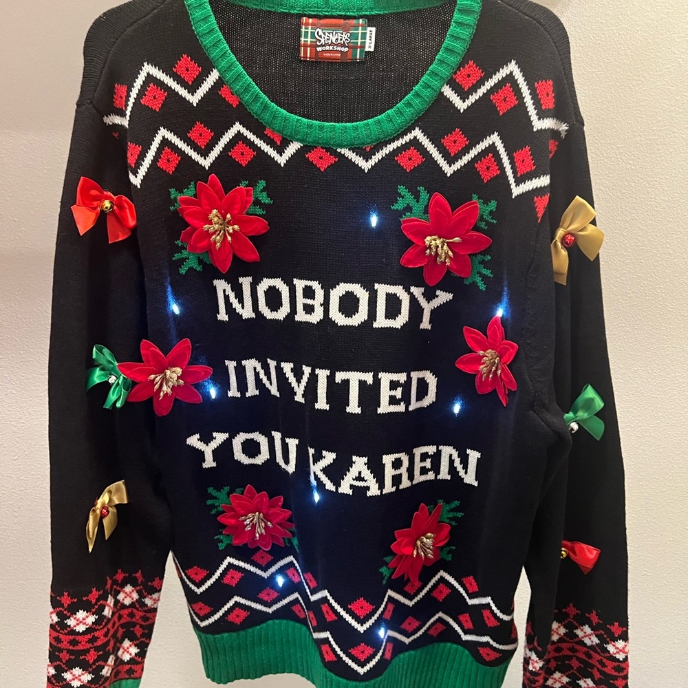 unisex has remote that tucks in sweater-2 settings: blinking and still lights.